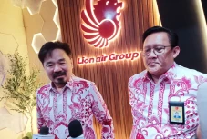 Lion Air Dituding Naikkan...