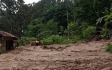 Longsor Tutup Jalan...