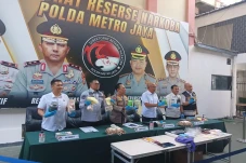 Selundupkan Kokain Cair,...
