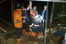 1 Orang Tertimbun Longsor...