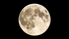 Bulan Purnama Hiasi...