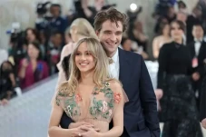 Robert Pattinson Resmi...