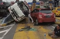 Tabrakan Beruntun di...