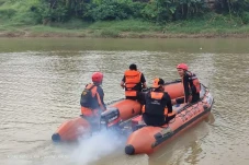 2 Bocah Hanyut di Sungai...