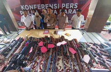 Simpan dan Jual Senjata...