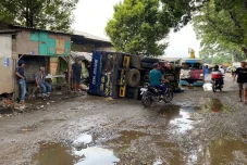 Melintas Jalan Berlubang,...