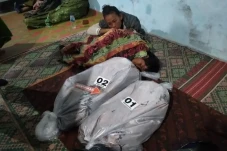 Ditinggal Ayah ke Warung,...