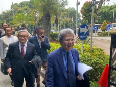 Tiba di Gedung MK, Tim...