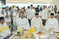 Bukber di DPP Golkar,...