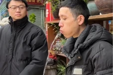 Viral! Pria Ini Mengeluarkan...