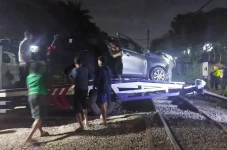 Mobil Tertabrak KRL...
