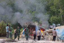 Aparat Gabungan Bakar...