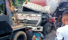 Truk Molen Oleng Hantam...
