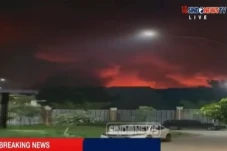 Api Masih Melahap Gudang...