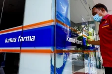 Kimia Farma Dorong Program...