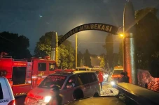 Gudang Amunisi Meledak,...