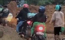 Tebing 60 Meter Longsor,...