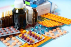 8 Obat yang Perlu Dibawa...