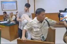 Bungkam soal Cerai,...