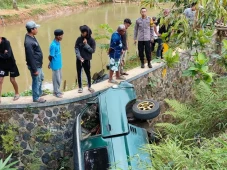 Minibus Masuk Parit...