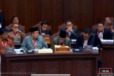 Momen Hakim Bangunkan...