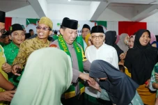 Serahkan Paket Sembako...