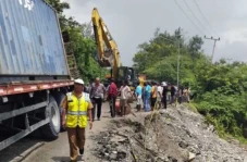 Jalan Trans Timor Lumpuh...