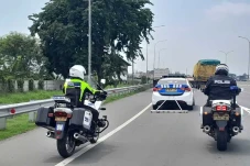 Polres Karawang Bersihkan...
