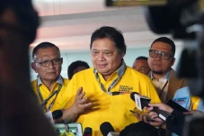 Airlangga Dinilai Layak...