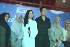 Penggemar Antusias Hadiri...