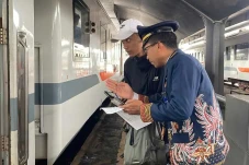 Pemudik Padati Stasiun...