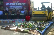 Polres Bojonegoro Musnahkan...
