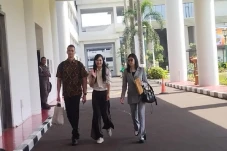 3 Potret Sandra Dewi...
