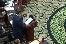 Di Hadapan Hakim MK,...