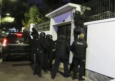 Polisi Ekuador Paksa...
