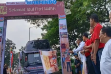 194 Bus Angkut Pedagang...