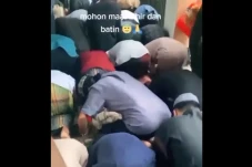 Viral! Jamaah Salat...