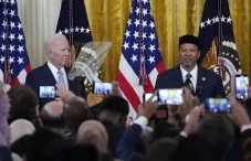 Dekati Pemilih Muslim,...