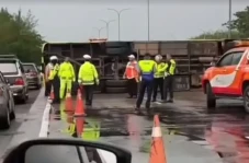 Viral Bus Pemudik Terguling...