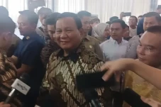 Senyum Prabowo saat...