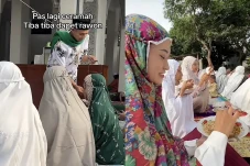 Viral! Jamaah Salat...