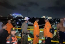 Jatuh dari Jembatan,...