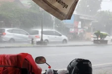 Diguyur Hujan dan Angin...