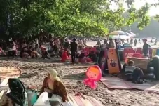 H+3 Lebaran, Pantai...