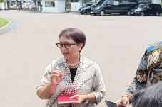 Menlu Retno Telepon...