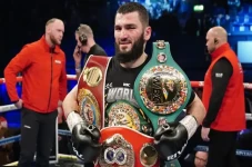 Artur Beterbiev Kalahkan...