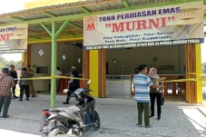 Perampok Bersenjata...