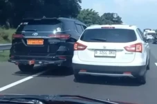 Pengemudi Fortuner Arogan...