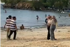 Viral! Wisatawan Pantai...