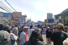 Tolak Penutupan, Ratusan...